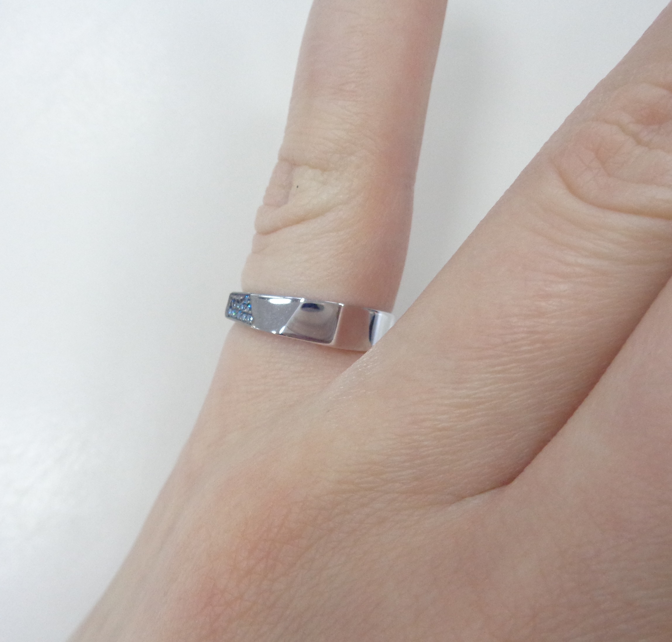 Кольцо из белого золота с голубыми бриллиантами